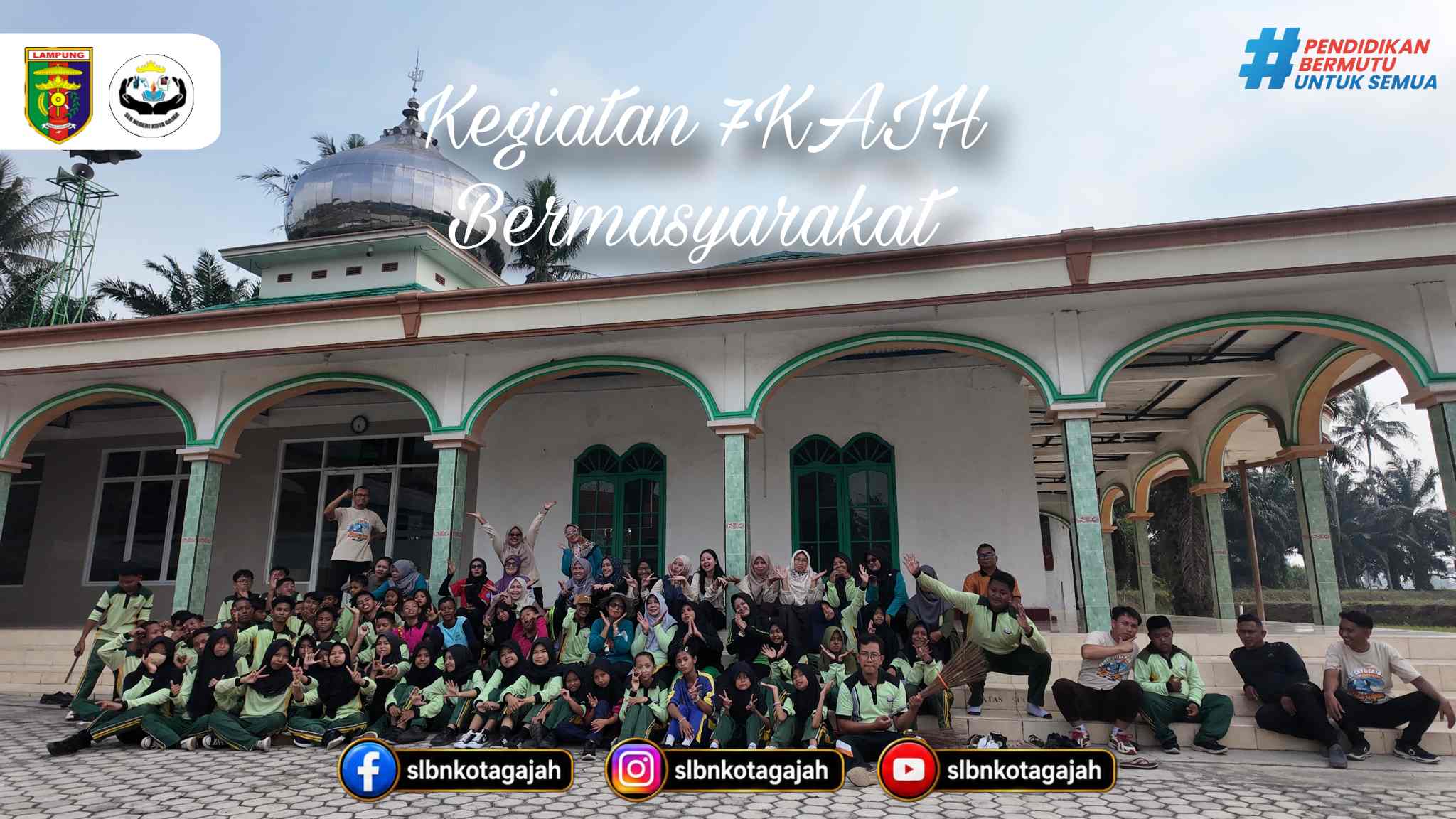 Semarak 7 KAIH Bermasyarakat dan Peringatan Maulid Nabi Muhammad SAW, Siswa-Siswi SLB Negeri Kotagajah Bersihkan Halaman Masjid Nurul Huda