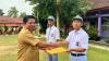 Pembagian Sertifikat kepada Siswa SLB Negeri Kotagajah oleh Kepala Sekolah Drs. Agus Budianto